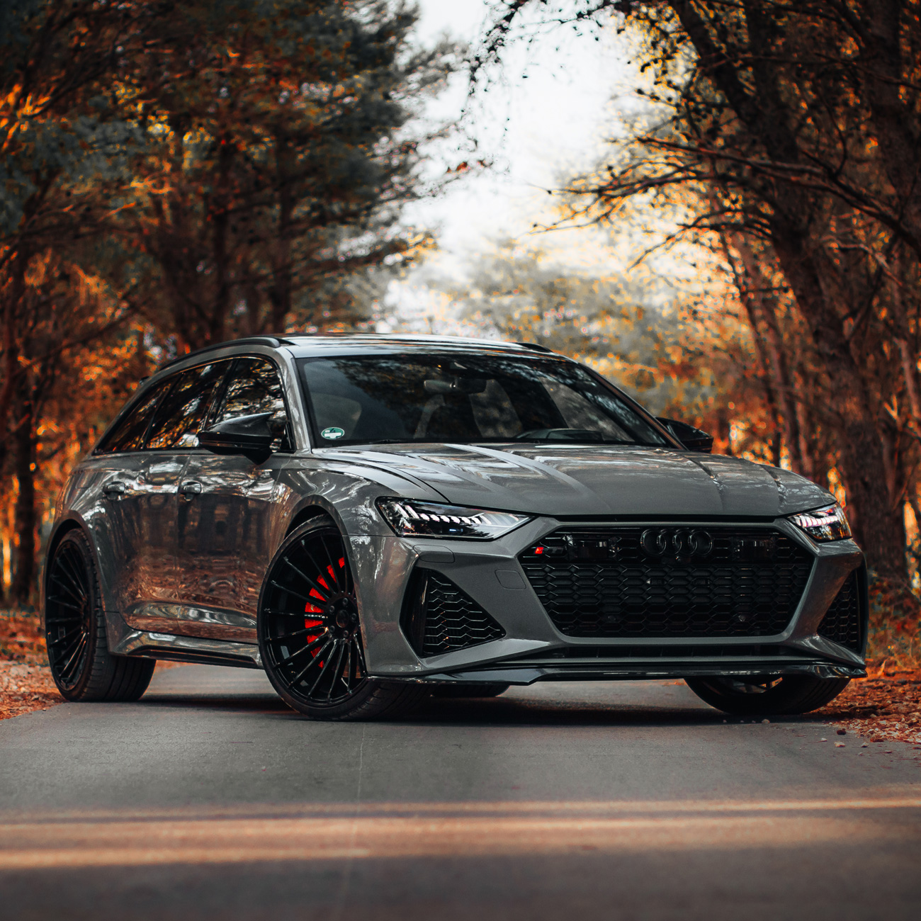 Front- und Seitenansicht des Audi RS6 C8