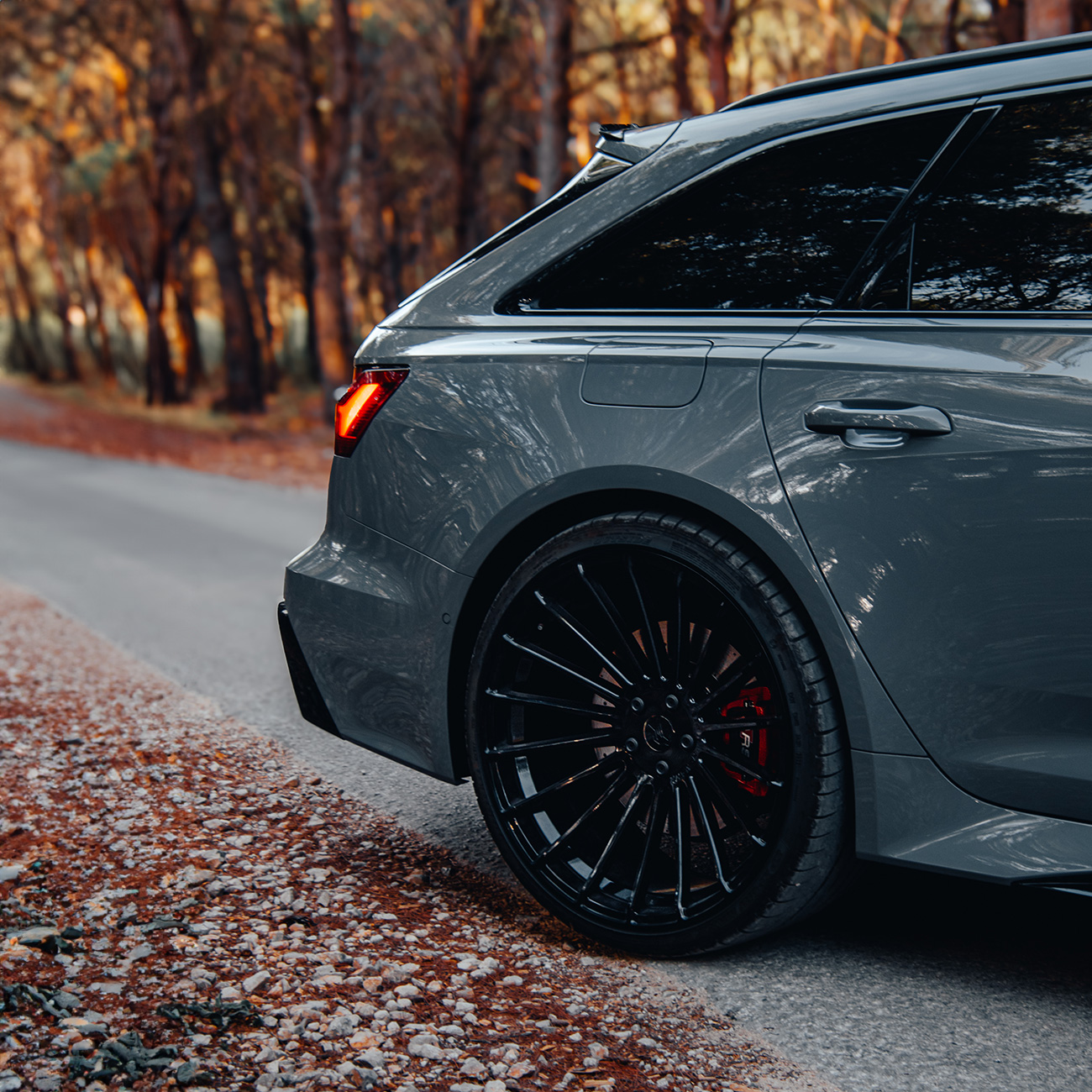 Hintere Seitenansicht des Audi RS6 C8 